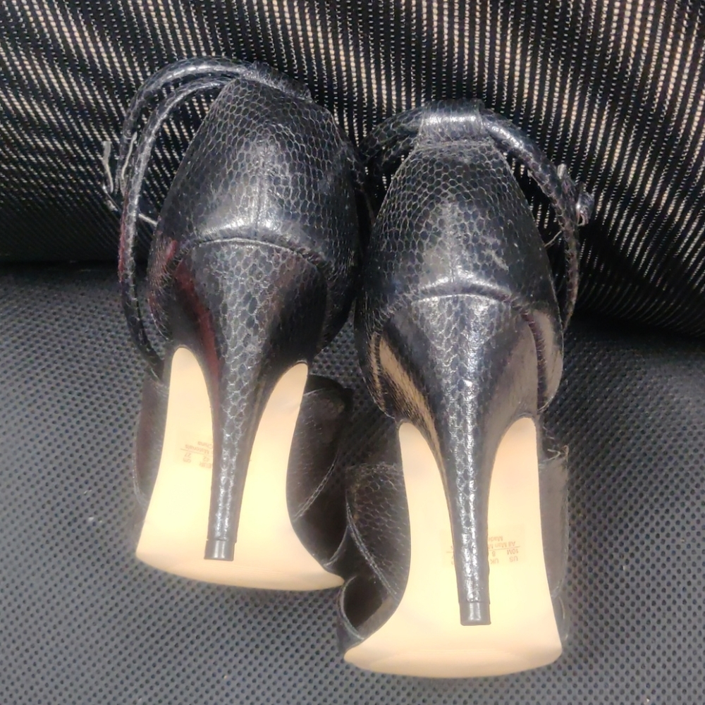 Fergalicious Women's Pumps - Picture 5 of 5